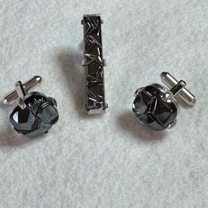 Men’s Sarah Coventry clustered hematite and chrome set of cufflinks and tie clip